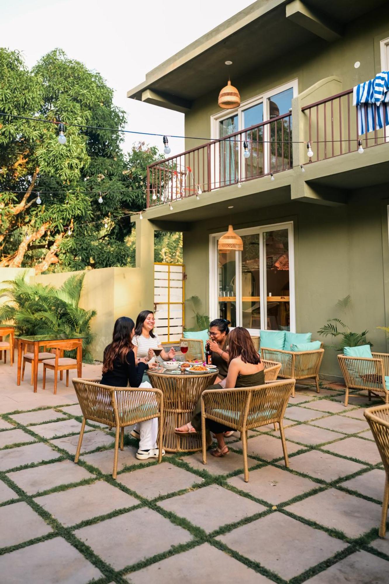 Locomo Boutique, Morjim - Stay Work Eat Exterior foto