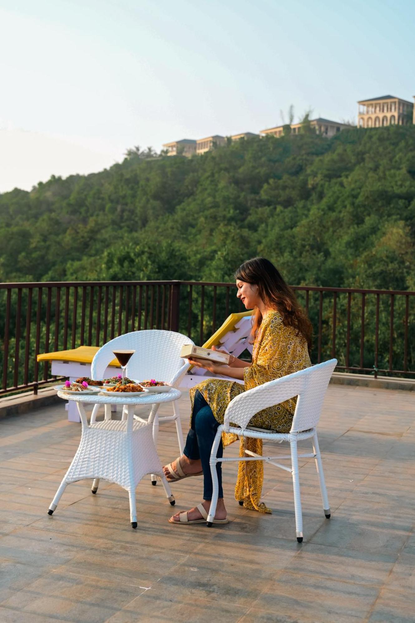 Locomo Boutique, Morjim - Stay Work Eat Exterior foto