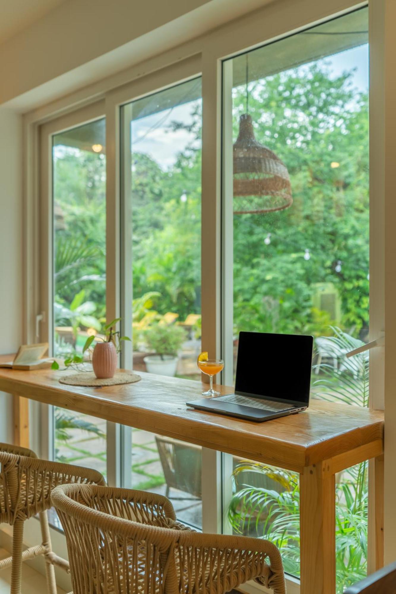 Locomo Boutique, Morjim - Stay Work Eat Exterior foto